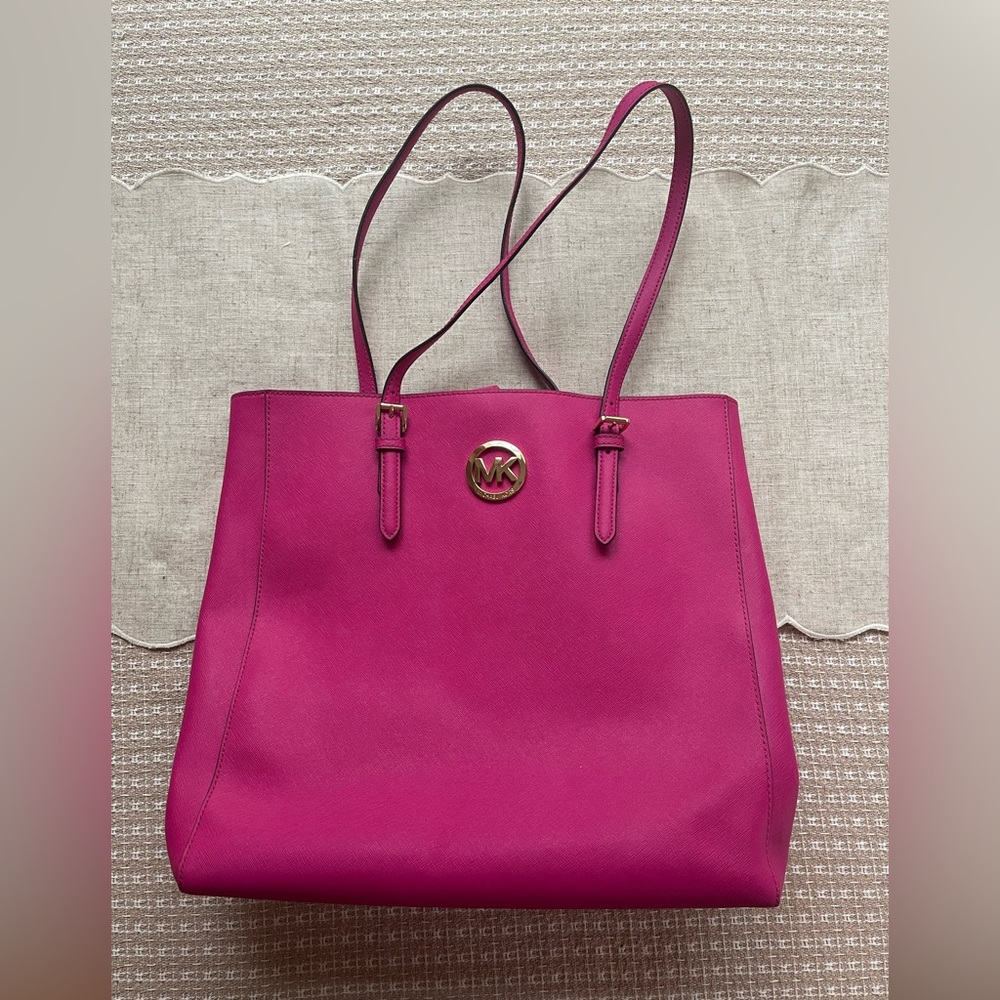 Hot pink Michael kors bag! Great condition! Kept clean